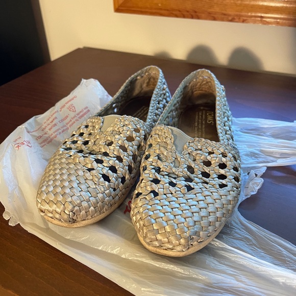 Toms Braided Silver Slipon Flats US6 - Picture 2 of 8